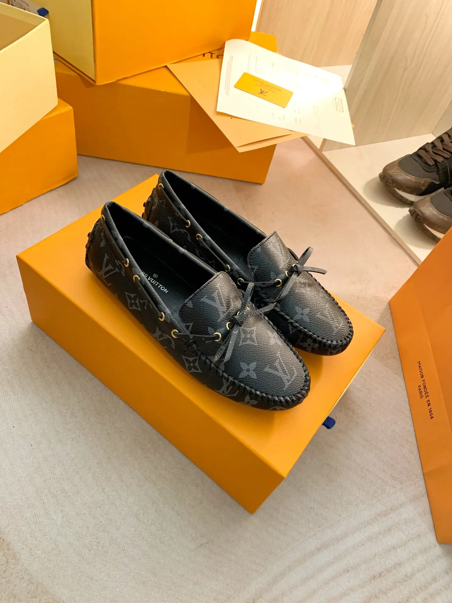 p460💰Couple model❤️🇫🇷 𝙇𝙤𝙪𝙞𝙨 𝙑𝙪𝙞𝙩𝙩𝙤𝙣 🇫🇷Louis Vuitton 2023 Classic𝓛𝓿 𝓣𝓻𝓪𝓲𝓷𝓮𝓻 Sports Series ➪➪➪¯ [Arizona Doudou Shoes Series] ▪️▪️▪️Arizona slip-on shoes are made of Monogram Eclipse canvas. Its hand-painted and dyed edges and hand-sewn uppers fully demonstrate Louis Vuitton's traditional shoemaking craftsmanship. This slip-on shoe is very lightweight. The integrated tongue and upper make it particularly comfortable and flexible. The soft outsole is equipped with rubber padding. Decorated with matching sash. Detailed features: ☑️Monogram Eclipse canvas ☑️Black Eclipse pattern ☑️Hand-painted shoe edges ☑️Hand-sewn uppers (each pair takes time to process) ☑️Integrated tongue and upper construction ☑️Outsole equipped with rubber lining ☑️size: 35_46